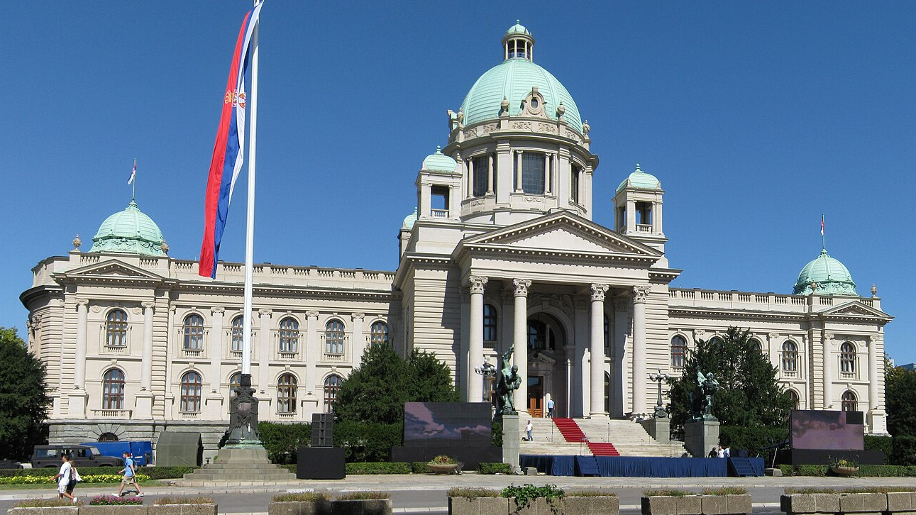A szerb parlament épülete Belgrádban.