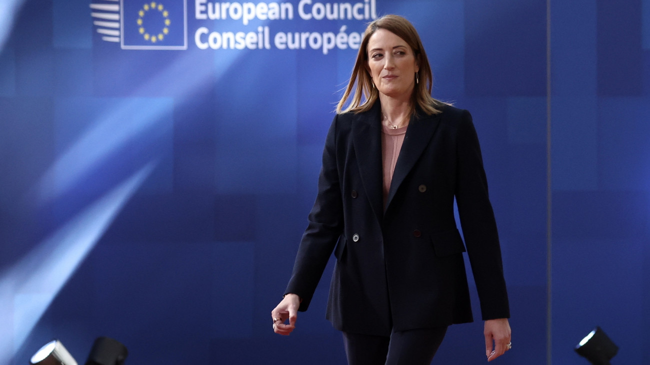 Roberta Metsola, az Európai Parlament elnöke az Európai Unió rendkívüli csúcstalálkozójára érkezik Brüsszelben 2025. március 6-án.