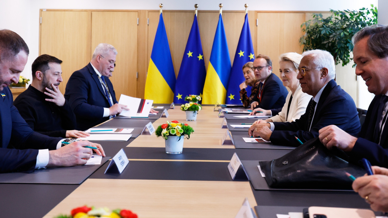 Ursula von der Leyen, az Európai Bizottság elnöke (j) és António Costa, az Euróapi Tanács elnöke (j) megbeszélést kezd Volodimir Zelenszkij ukrán elnökkel (b2) az Európai Unió rendkívüli csúcstalálkozója előtt az Európai Tanács brüsszeli épületében 2025. március 6-án.