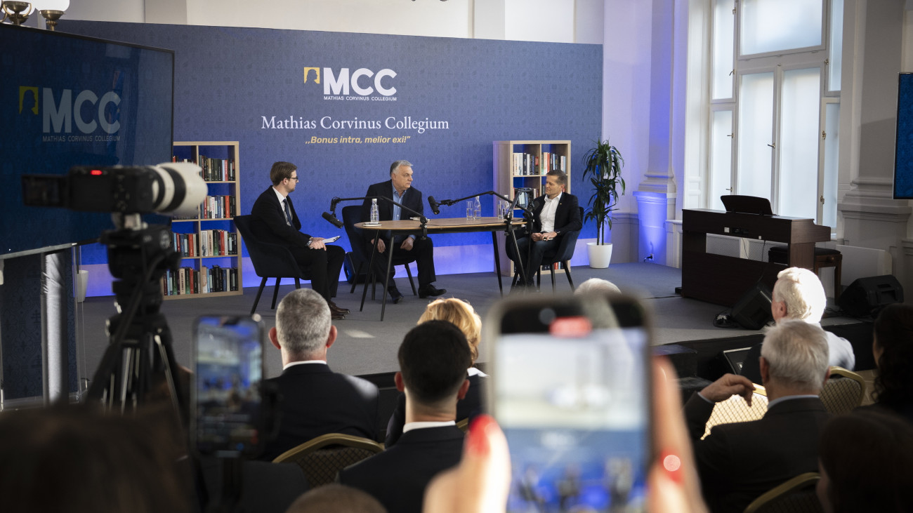 A Miniszterelnöki Sajtóiroda által közreadott képen Orbán Viktor miniszterelnök (k), Krausz Ferenc Nobel-díjas fizikus (j) és Réti Gergely moderátor (b) a Mathias Corvinus Collegium (MCC) új szegedi központjának átadóünnepségén tartott pódiumbeszélgetésen 2025. március 7-én.