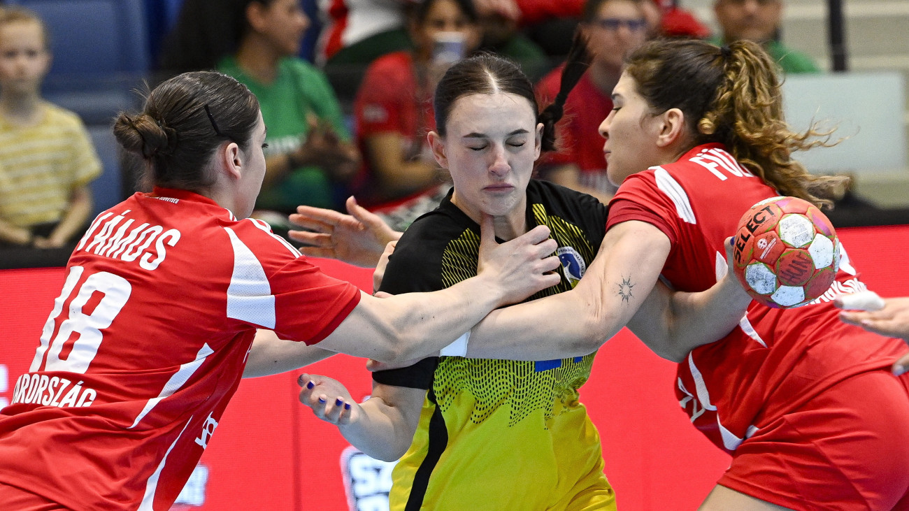 Kovács Anett (b) és Füzi-Tóvizi Petra (j), valamint Milana Shukal (k), az ukrán csapat játékosa a Magyarország - Ukrajna barátságos női kézilabda-mérkőzésen a BUD Arénában 2025. március 8-án.