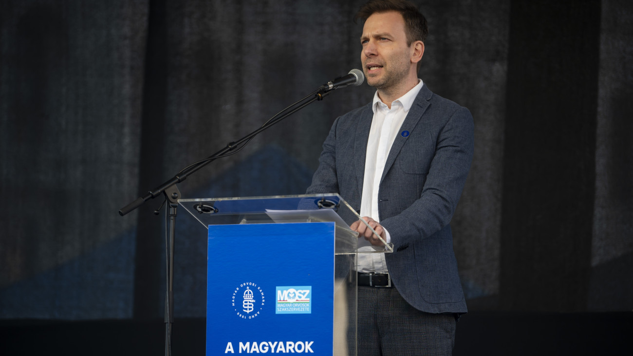 Álmos Péter, a Magyar Orvosi Kamara elnöke a Közös kiállás egy jobb egészségügyért címmel meghirdetett demonstráción Budapesten, a Kossuth téren 2025. március 8-án. A demonstrációt a Magyar Orvosi Kamara és a Magyar Orvosok Szakszervezete szervezte.