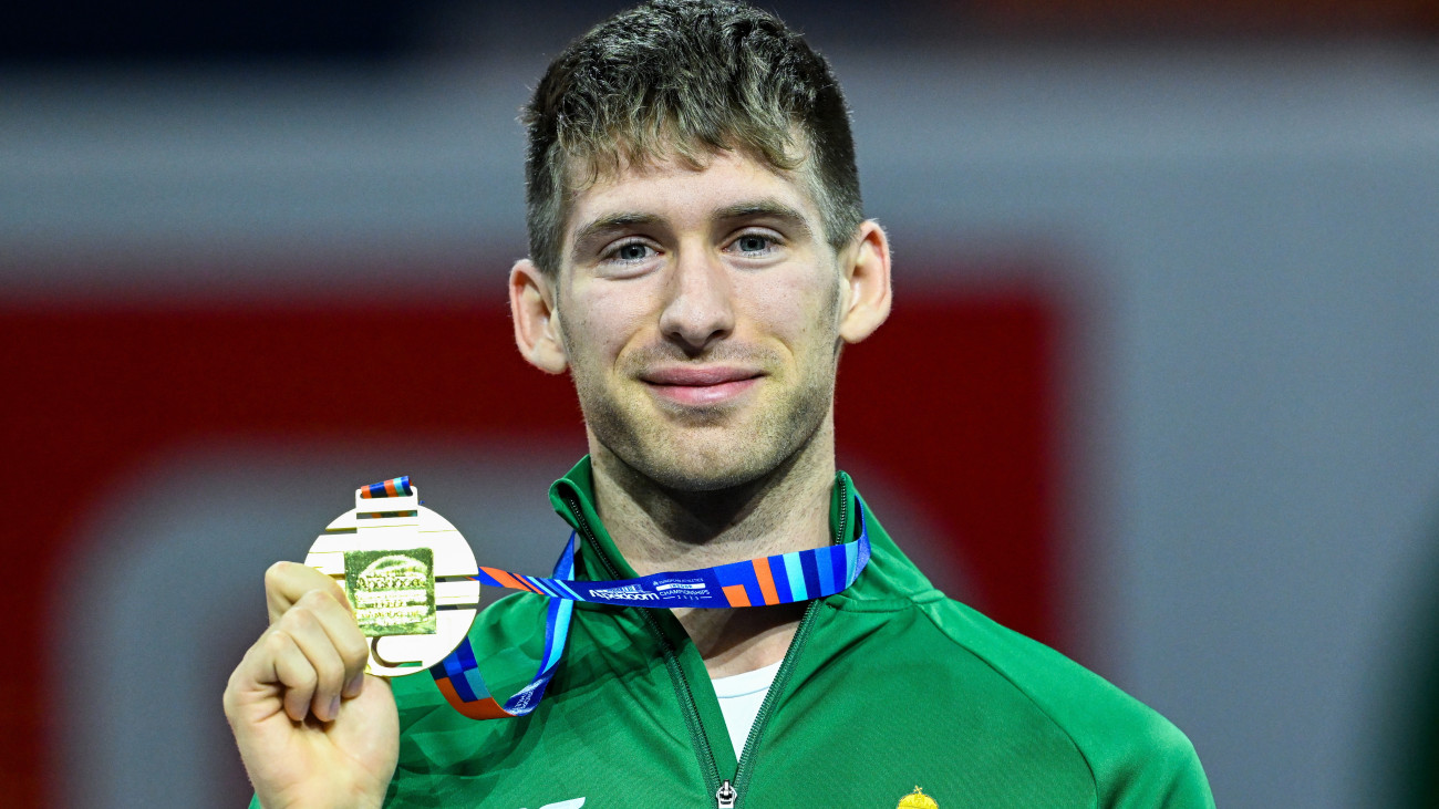 A győztes Molnár Attila a férfi 400 méteres síkfutás eredményhirdetésén az apeldoorni fedettpályás atlétikai Európa-bajnokságon 2025. március 9-én.