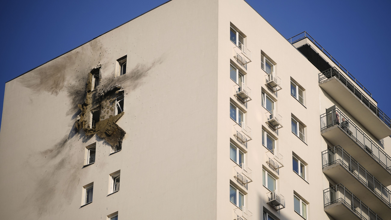 Ukrán dróntámadásban megrongálódott lakóépület a Moszkva közelében lévő Szapronovo településen 2025. március 11-én, az Ukrajna elleni orosz háború alatt.