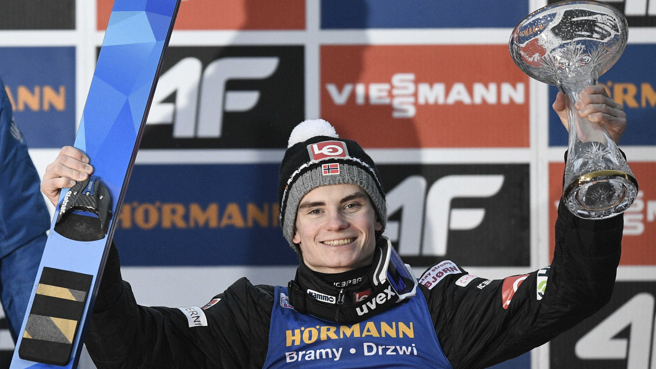 A győztes norvég Marius Lindvik ünnepel a trófeával a 68. síugró négysáncverseny innsbrucki viadalának eredményhirdetésén 2020. január 4-én.