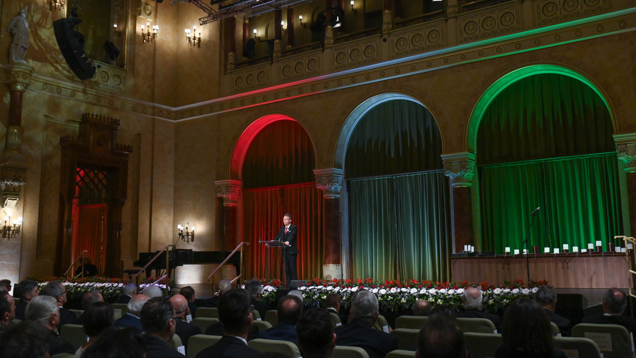 Hankó Balázs kulturális és innovációs miniszter beszédet mond az 1848-49-es forradalom és szabadságharc kitörésének 177. évfordulója alkalmából odaítélt állami kitüntetések átadásán a Pest Vigadóban 2025. március 13-án.