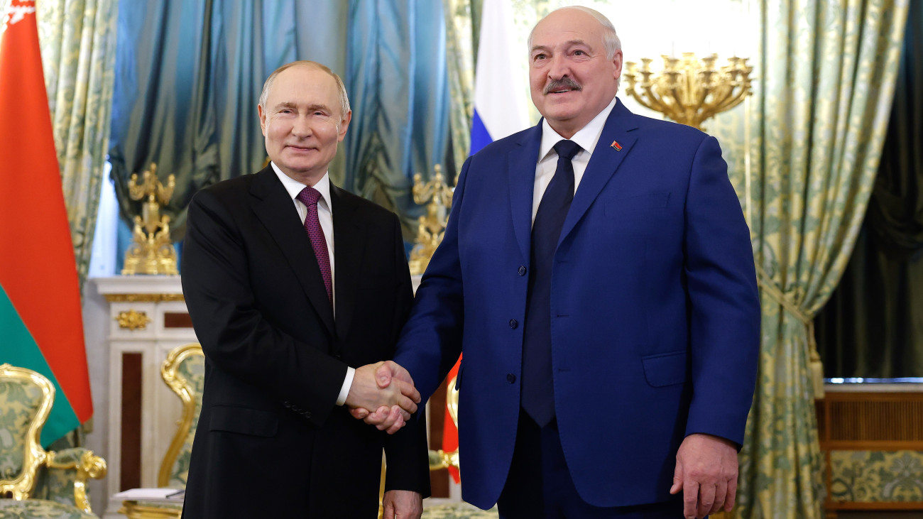 Vlagyimir Putyin orosz elnök (b) Aljakszandr Lukasenka fehérorosz elnököt fogadja a moszkvai Kremlben 2025. március 13-án.