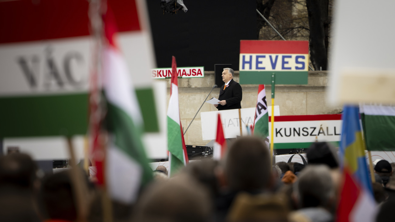 A Miniszterelnöki Sajtóiroda által közreadott képen Orbán Viktor miniszterelnök beszédet mond az 1848/49-es forradalom és szabadságharc 177. évfordulója alkalmából tartott állami díszünnepségen a Múzeumkertben 2025. március 15-én.