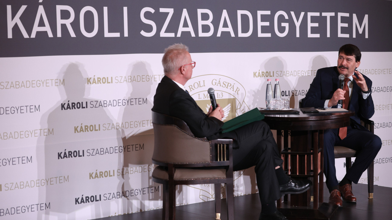 Áder János, a Kék Bolygó Klímavédelmi Alapítvány kuratóriumi elnöke, volt köztársasági elnök (j) a Károli Szabadegyetem pódiumbeszélgetésén Trócsányi Lászlóval, a Károli Gáspár Református Egyetem rektorával (b) beszélget Budapesten, a Károlyi-Csekonics-palotában 2025. március 19-én.