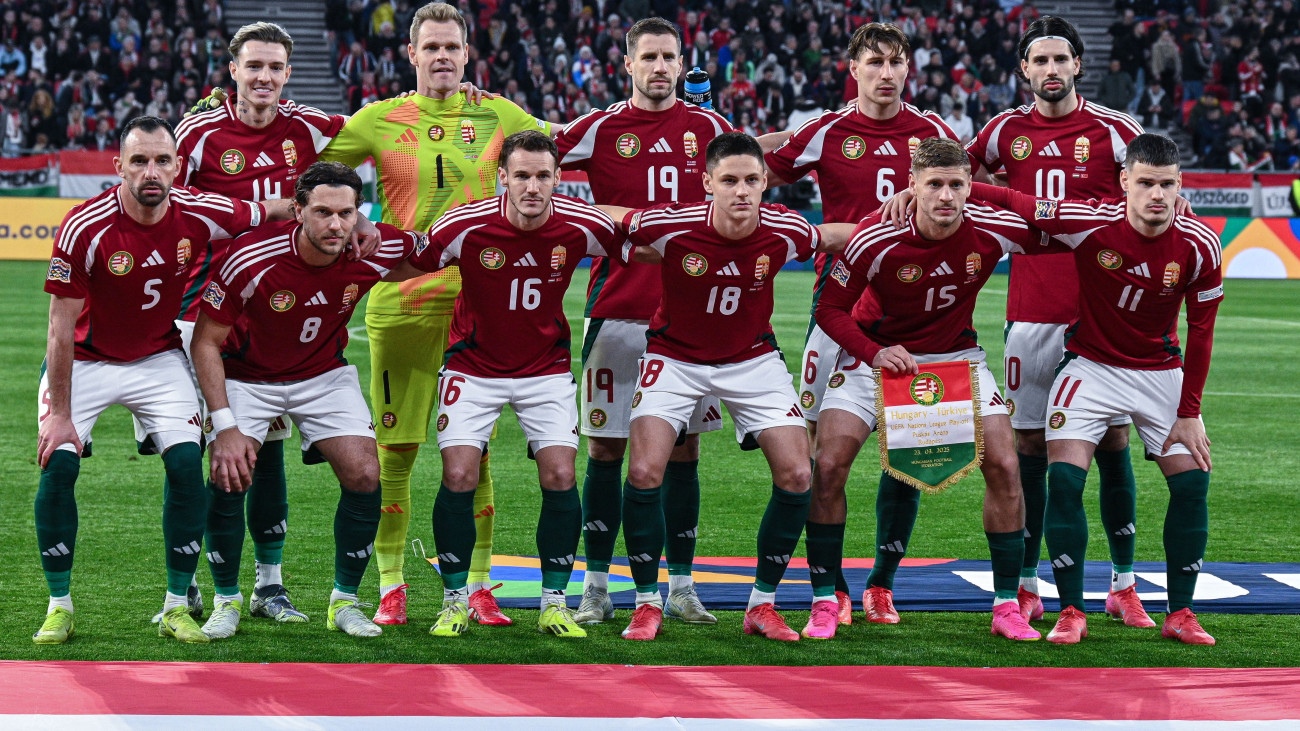 Az első sorban: Fiola Attila, Vécsei Bálint, Gazdag Dániel, Dárdai Bence, Dárdai Márton és Kerkez Milos (b-j), a második sorban: Bolla Bendegúz, Dibusz Dénes, Varga Barnabás, Willi Orbán és Szoboszlai Dominik (b-j), a magyar válogatott játékosai a labdarúgó Nemzetek Ligája A divíziójának osztályozójában játszott Magyarország - Törökország visszavágó mérkőzés előtt a budapesti Puskás Arénában 2025. március 23-án.
