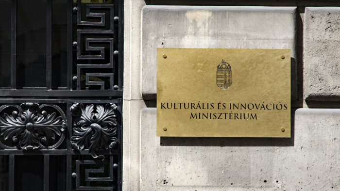 Hivatalos: lemondott a teljes Munkácsy-díj Bizottság
