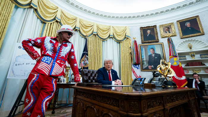 Donald Trump Kid Rockkal az oldalán hadat üzent a jegyüzérkedésnek