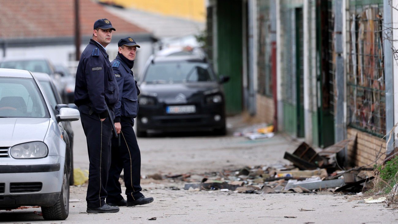 Rendőrök a Pulse nevű kiégett szórakozóhelynél az észak-macedóniai Kocsaniban 2025. március 17-én. A március 16-ra virradó éjjelen tűz ütött ki a működési engedély nélkül használt klubhelyiségben tartott koncerten. Az épületben mintegy 1500-an tartózkodtak, a szerencsétlenségben 59-en meghaltak, köztük egy szolgálatban levő rendőr, és 155-en megsérültek. Többeket a menekülő tömeg taposott agyon. Az északmacedón kormány egyhetes gyászt hirdetett, és megkezdte a tragédiáért felelősek elfogását.