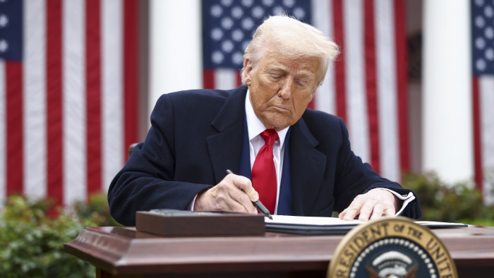 Recesszióval fenyegetnek Trump vámjai