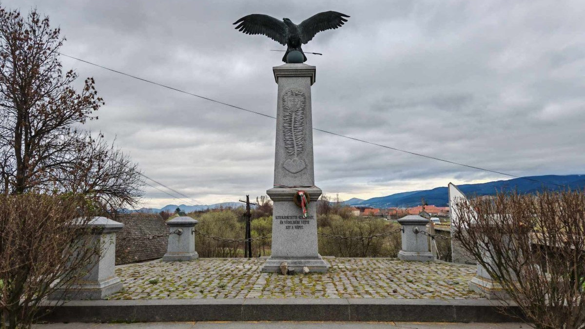 Turul szobor Csíkszentkirályon.