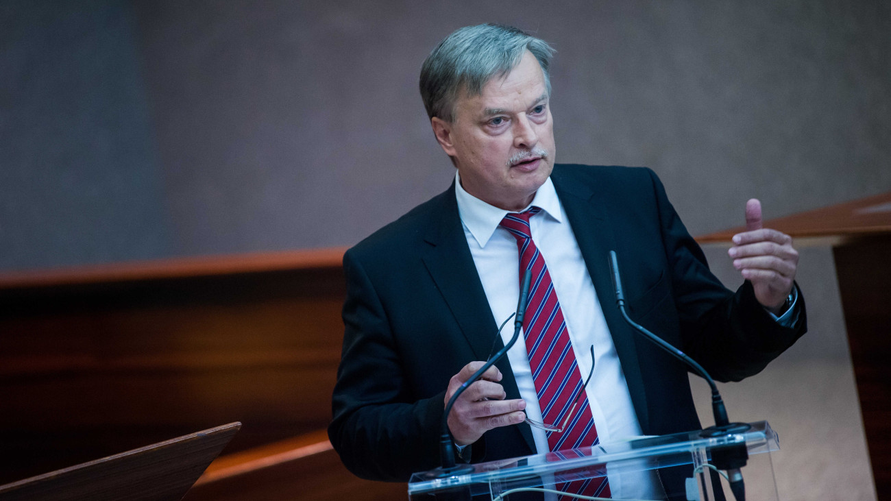 Horváth Attila alkotmánybíró Juhász Imre alkotmánybíró Fiume - egy középkori város és kikötő a hatalmi érdekek metszéspontjában című könyvének bemutatóján Budapesten, az Alkotmánybíróság hirdetőtermében 2020. július 14-én.