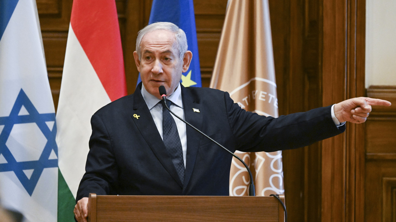 Benjámin Netanjahu izraeli miniszterelnök beszédet mond, miután átvette az egyetem tiszteletbeli polgára (Civis Universitatis Honoris Causa) címet a budapesti Nemzeti Közszolgálati Egyetem (NKE) ünnepségén 2025. április 4-én.