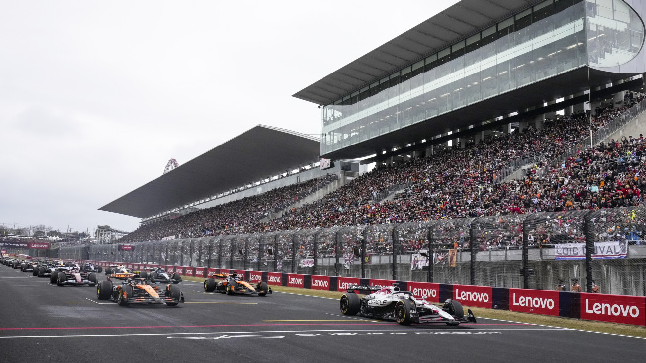 Max Verstappen, a Red Bull holland címvédője vezeti a mezőnyt röviddel a Forma-1-es autós gyorsasági világbajnokság Japán Nagydíjának rajtja után a szuzukai pályán 2025. április 6-án.