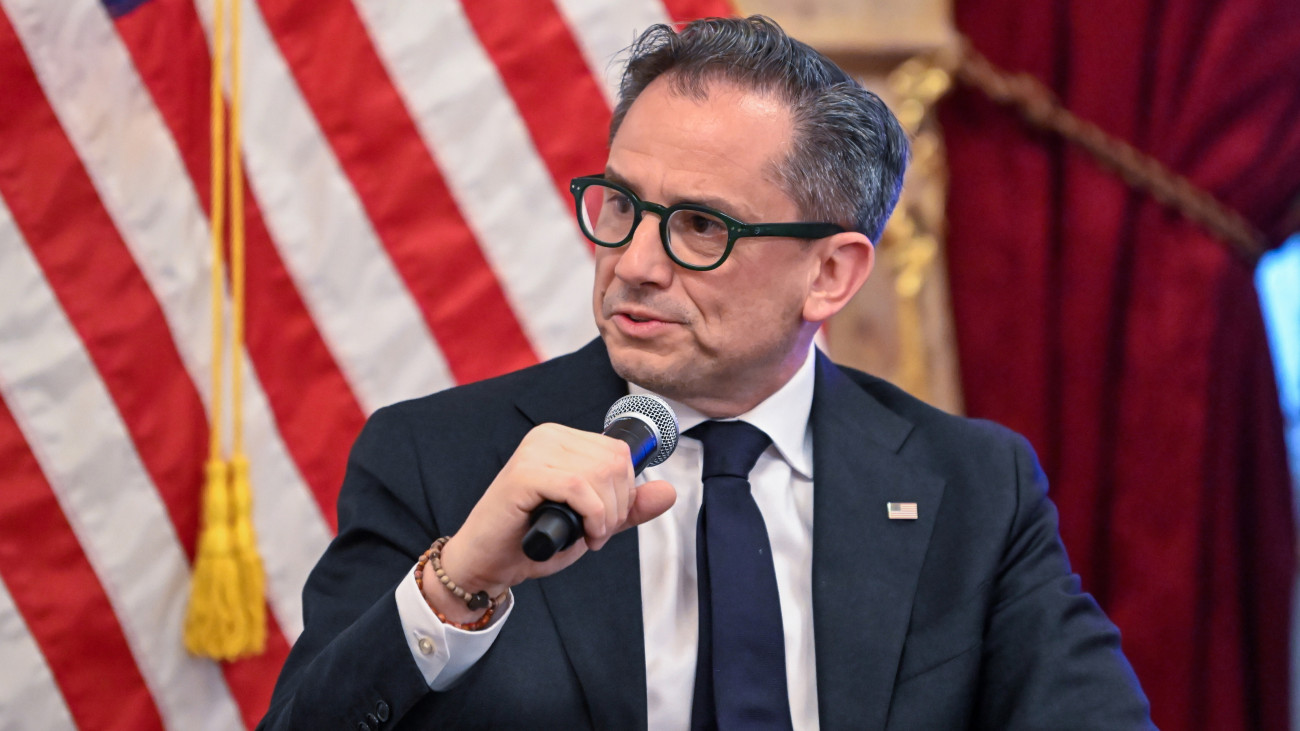 Robert Palladino, az Amerikai Egyesült Államok magyarországi nagykövetségének ideiglenes ügyvivője a Magyar és amerikai kapcsolatok címmel rendezett pódiumbeszélgetésen a budapesti Károlyi-Csekonics Palotában 2025. április 8-án.