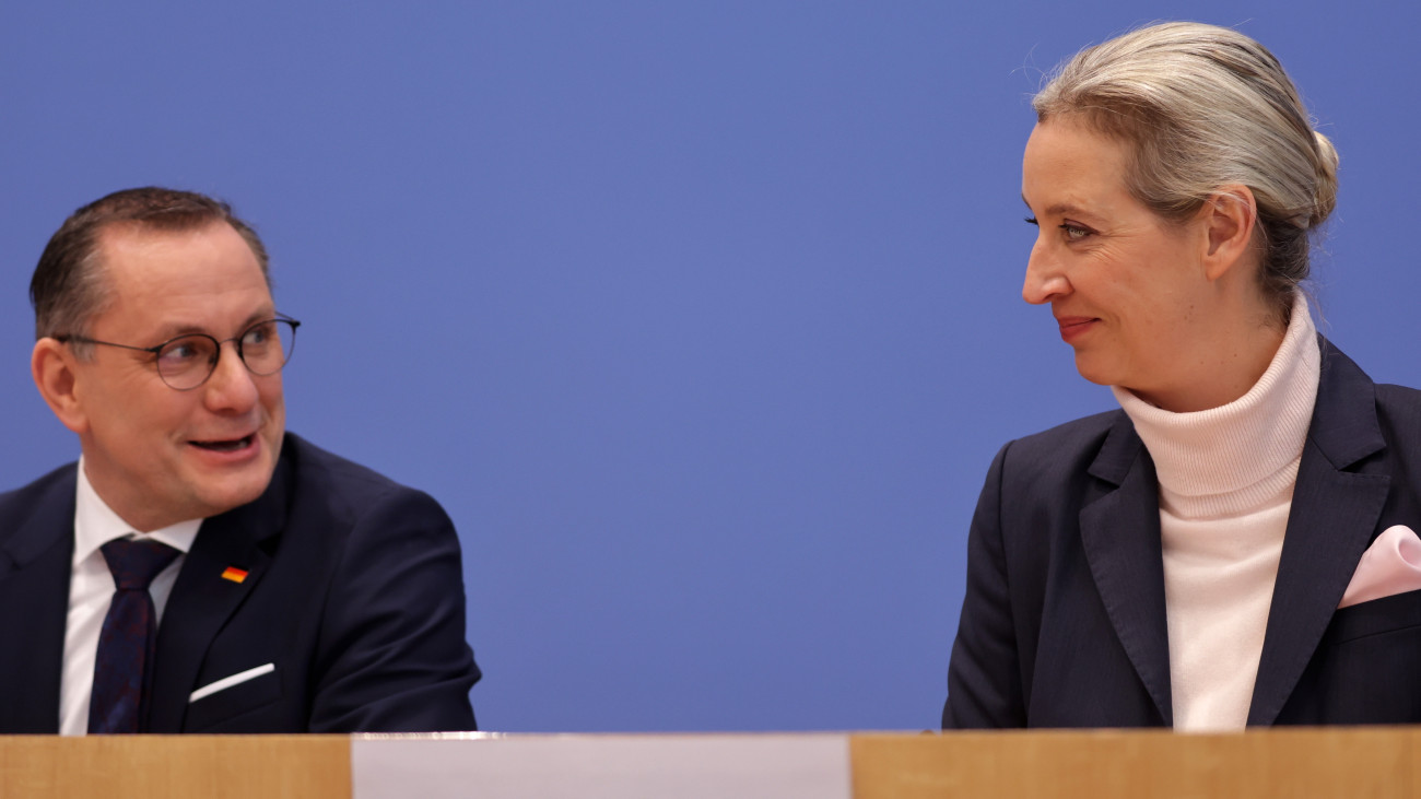 Tino Chrupalla (b) és Alice Weidel, az Alternatíva Németországért (AfD) jobboldali párt társelnökei sajtótájékoztatót tartanak Berlinben 2025. február 24-én, az előrehozott parlamenti választásokat követő napon. Az előzetes eredmények szerint az AfD a második helyen végzett a konzervatív Kereszténydemokrata Unió és bajorországi testvérpártja, a Keresztényszociális Unió (CDU/CSU) pártszövetség mögött.