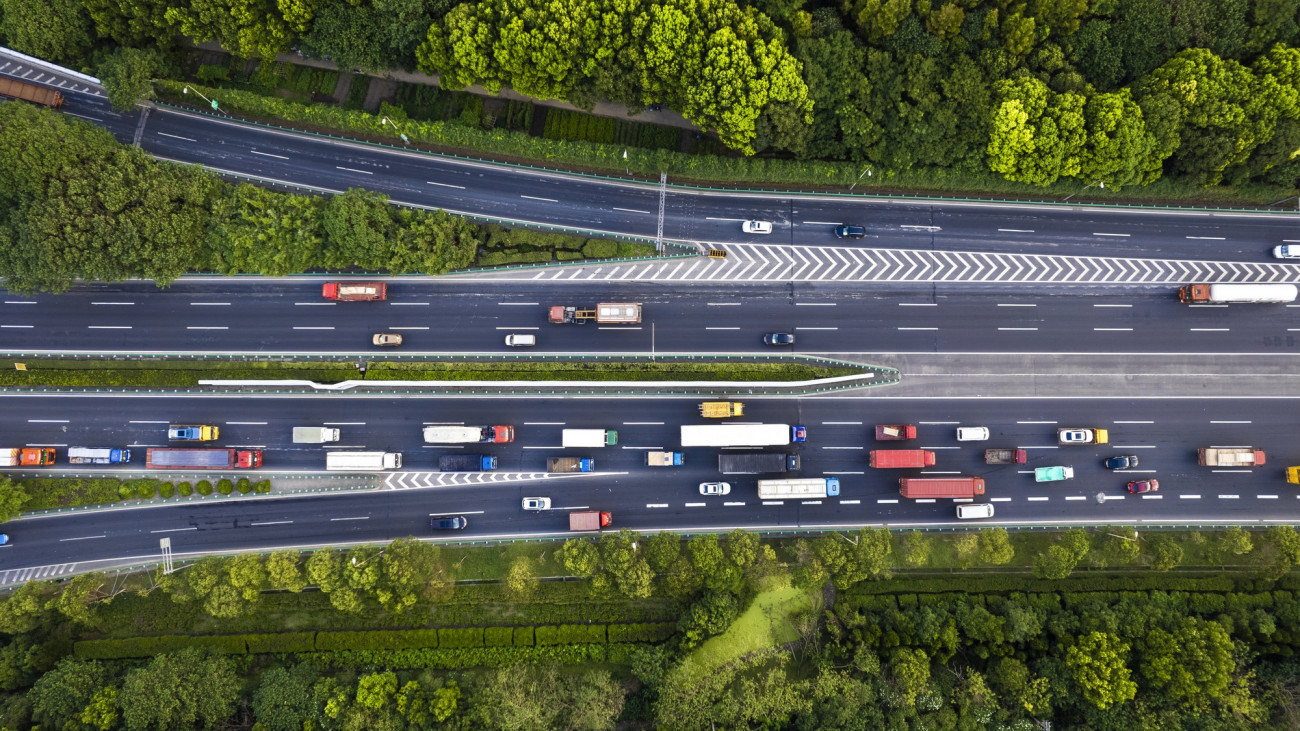 dugó torlódás autópályaa // Traffic Jam on Multiple Lane Highway