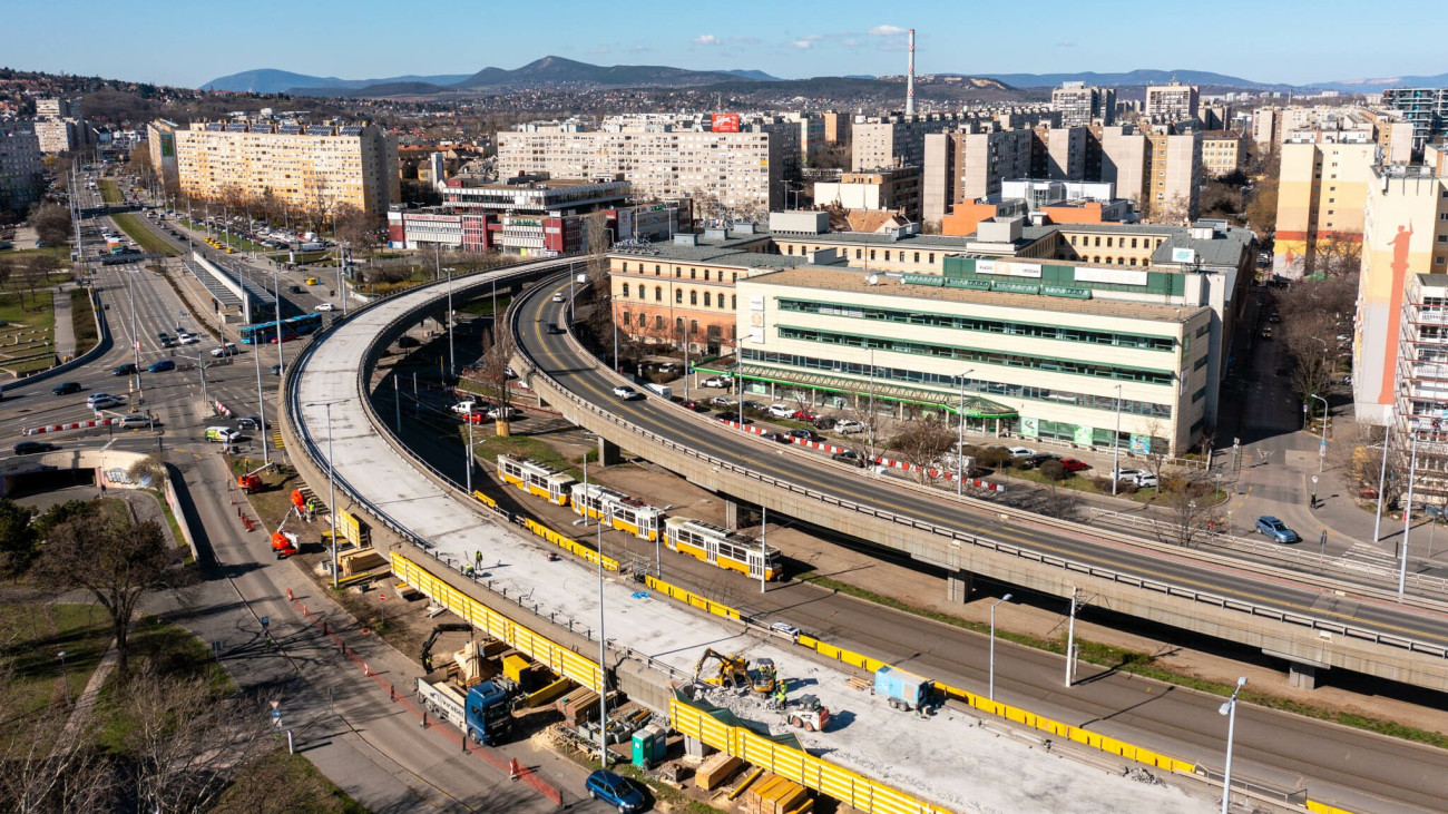 Friss fotókon a szétbombázott Flórián téri felüljáró – rosszabb a helyzet, mint várták