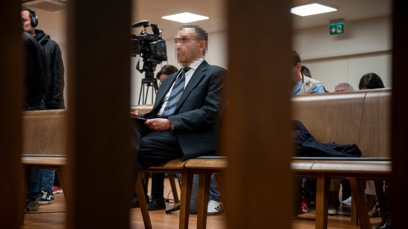 Gyárfás Tamás az ellene és társa ellen bűnsegédként, illetve felbujtóként elkövetett emberölés bűntette miatt indult per ítélethirdetésén a Fővárosi Ítélőtábla tárgyalótermében 2025. április 10-én. A korábbi médiavállalkozót, sportvezetőt és sportdiplomatát jogerősen 7 év börtönbüntetésre ítélte felbujtóként elkövetett emberölés bűntette miatt a Fenyő János médiavállalkozó 1998-as meggyilkolása miatt indult büntetőperben a Fővárosi Ítélőtábla. A másodrendű vádlottat, Portik Tamást - aki még videókapcsolat útján sem volt jelen a bíróságon - másodfokon, ugyancsak felbujtóként életfogytig tartó fegyházbüntetéssel sújtották.