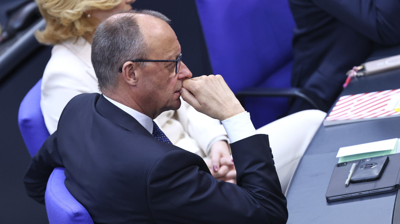 Friedrich Merz leendő kancellár, a Kereszténydemokrata Unió (CDU) elnöke és frakcióvezetője az új összetételű német parlament alakuló ülésén Berlinben 2025. március 25-én. A 21. Bundestag a február 23-i előrehozott parlamenti választások eredményeképp alakul meg.