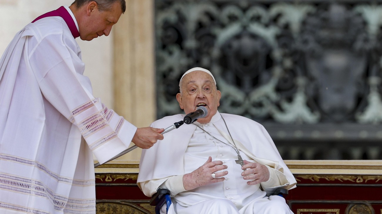 Ferenc pápa szól a hívekhez a virágvasárnapi szentmise végén a vatikáni Szent Péter téren 2025. április 13-án. A húsvéti nagyhetet felvezető vasárnapon a katolikus egyház pálmaágakkal emlékezik meg Jézus Krisztus kereszthalála előtti jeruzsálemi bevonulásáról, mert az Írás szerint Jézus a követői által a lába elé tett pálmaágakon lépdelve érkezett Jeruzsálembe.