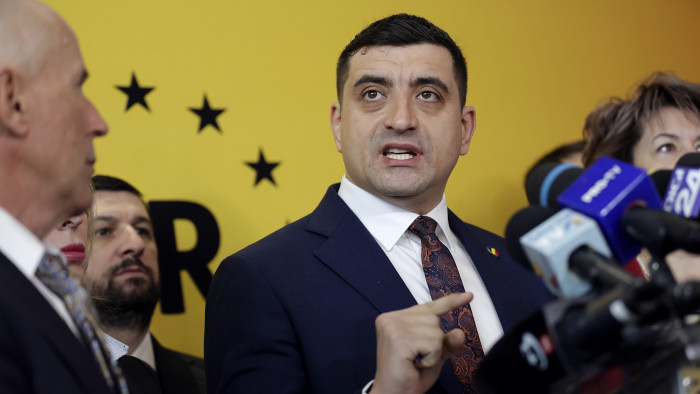 Nagy küzdelmet, szoros eredményeket jósolnak a román elnökválasztásra