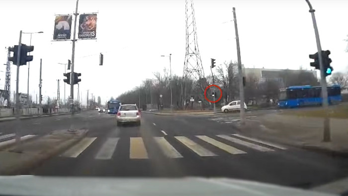 Mintha csak díszlet lenne a lámpa, a busz és az érkező autó – videó