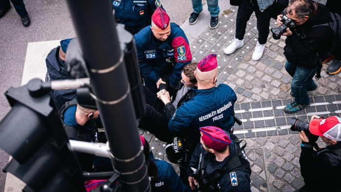 A parlamenti mélygarázsnál blokádoltak a momentumosok, jöttek a rendőrök