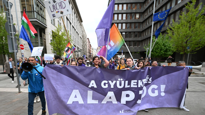 Az alaptörvény módosítása ellen tüntetett a Momentum az Országház előtt