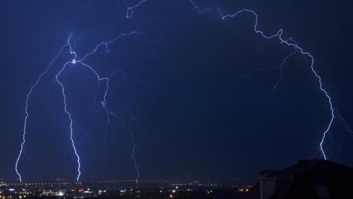 A szeszélyes időjárás miatt meteorológusok is beszállnak a légiirányításba