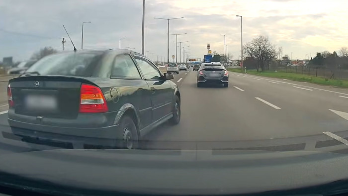Csoda, hogy ebből nem lett tömegkatasztrófa a sztrádán – videó
