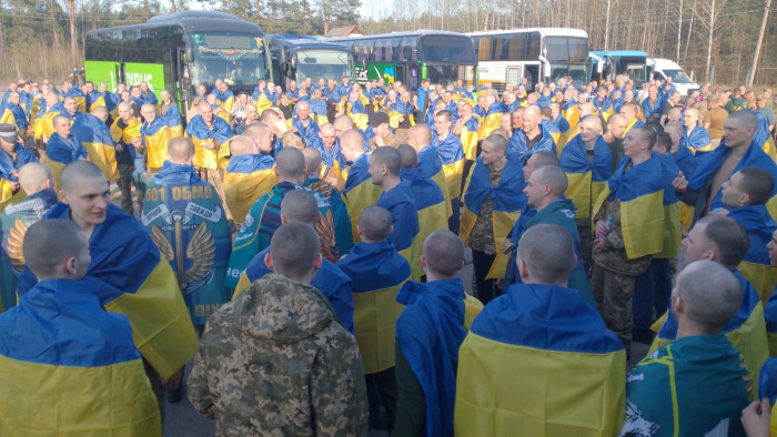 Több száz ukrán és orosz hadifogoly szabadult