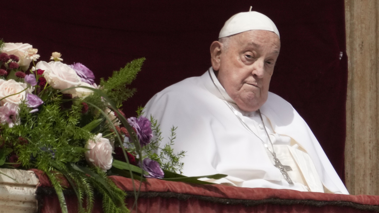 Ferenc pápa (k) a vatikáni Szent Péter-bazilika erkélyén, ahonnan elmondja ünnepi beszédét és Urbi et Orbi (a városnak és a világnak) áldását, miután Angelo Comastri bíboros bemutatta a húsvétvasárnapi misét Vatikánvárosban 2025. április 20-án.