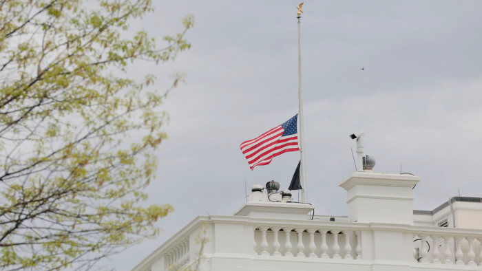 Félárbocra eresztették a nemzeti zászlókat Amerika-szerte