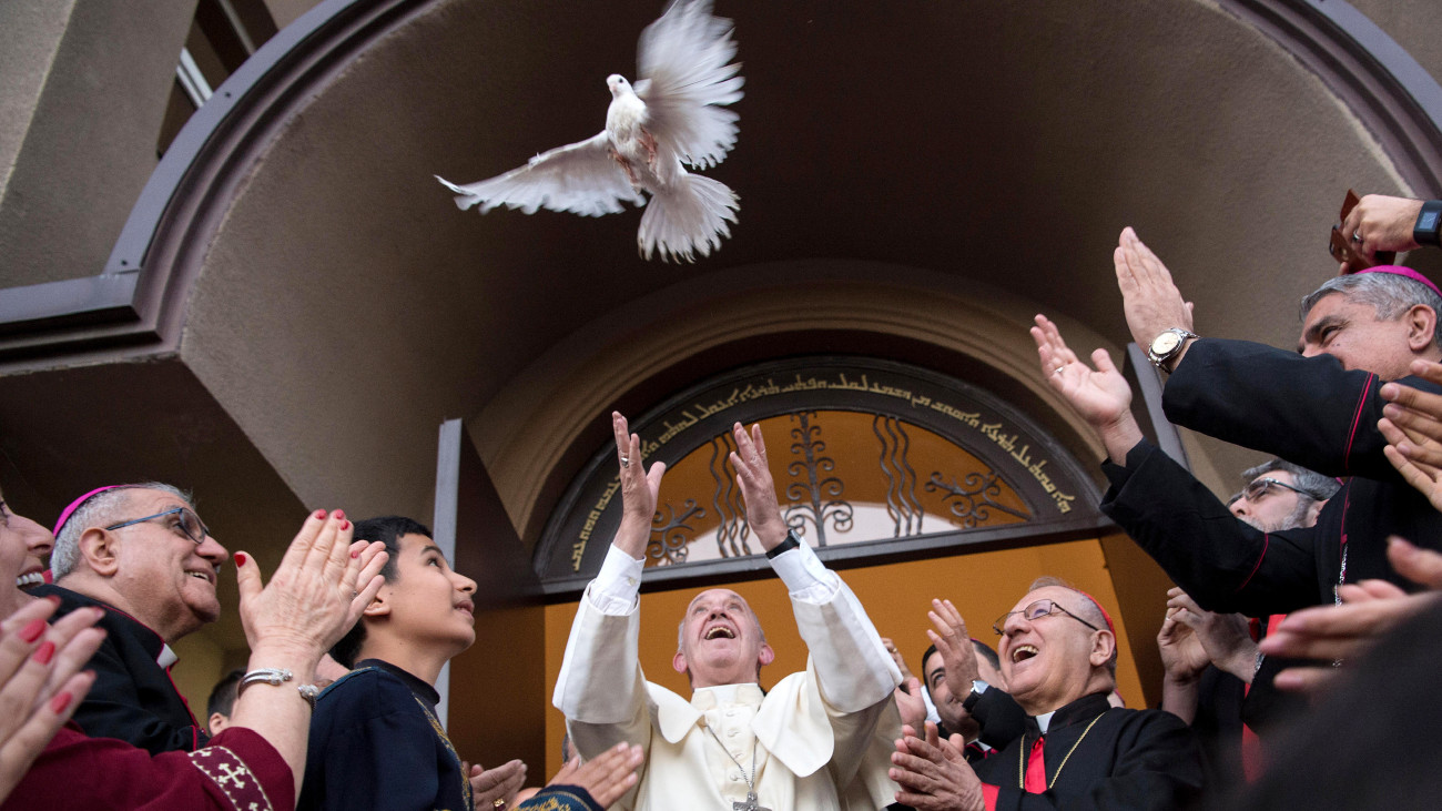A son arrivĂŠe Ă  Tbilissi, Georgie le 30 septembre 2016 le pape FranĂ§ois est allĂŠ Ă  la rencontre de la communautĂŠ assyro-chaldĂŠenne locale en l?ĂŠglise Saint-Simon oĂš il a libĂŠrĂŠ une colombe en symbole de paix. (Photo by Maurix/Gamma-Rapho via Getty Images)