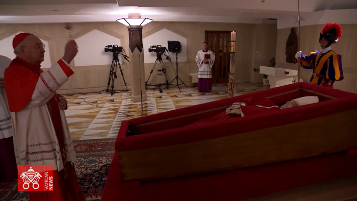 Kiadták az első videót Ferenc pápa nyitott koporsójáról