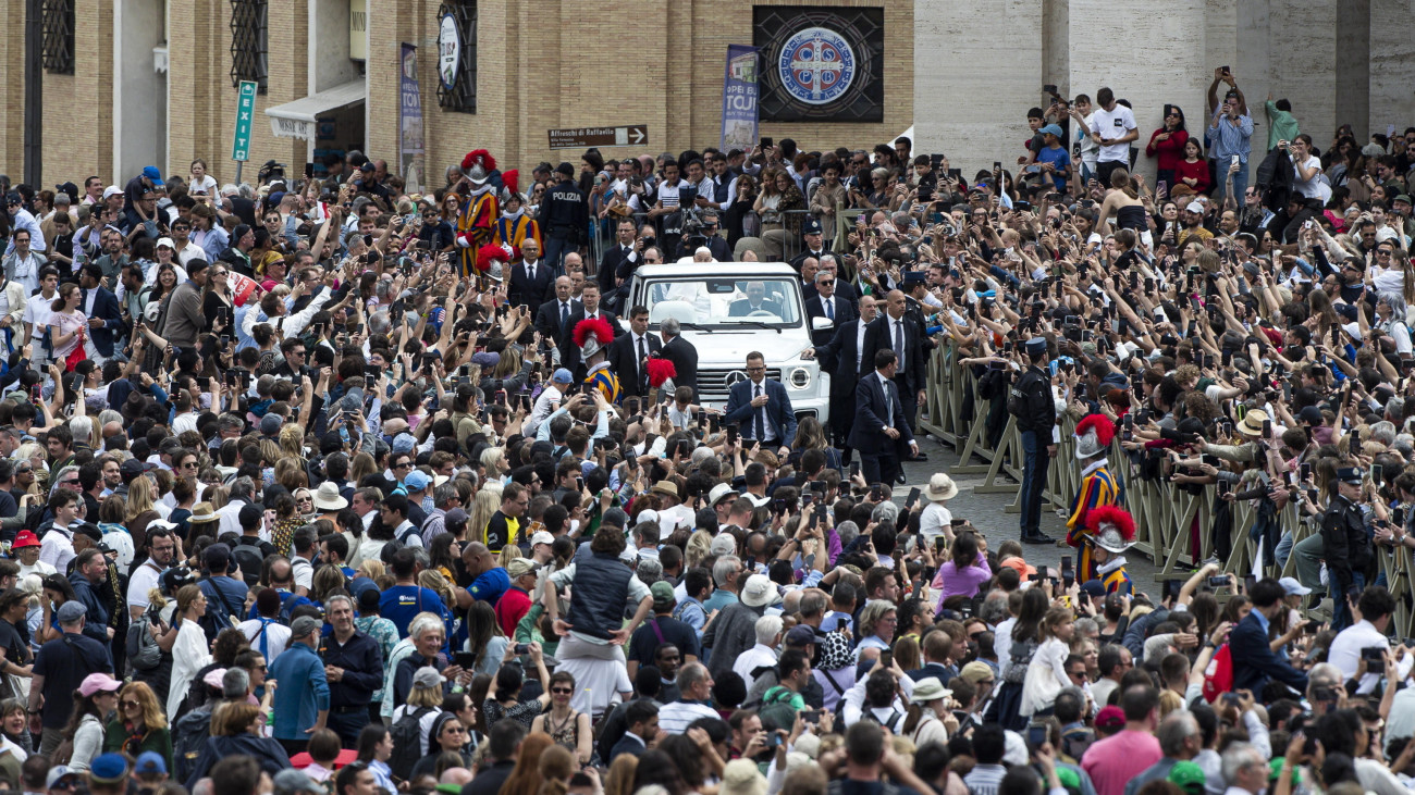 Ferenc pápa üdvözli a híveket pápamobiljáról a Szent Péter téren, miután elmondta a Róma városának és a világnak szóló Urbi et Orbi áldását a vatikáni Szent Péter-székesegyház erkélyéről húsvétvasárnap, 2025. április 20-án. Ferenc pápa április 21. reggelén, 88 éves korában elhunyt a Vatikánban.