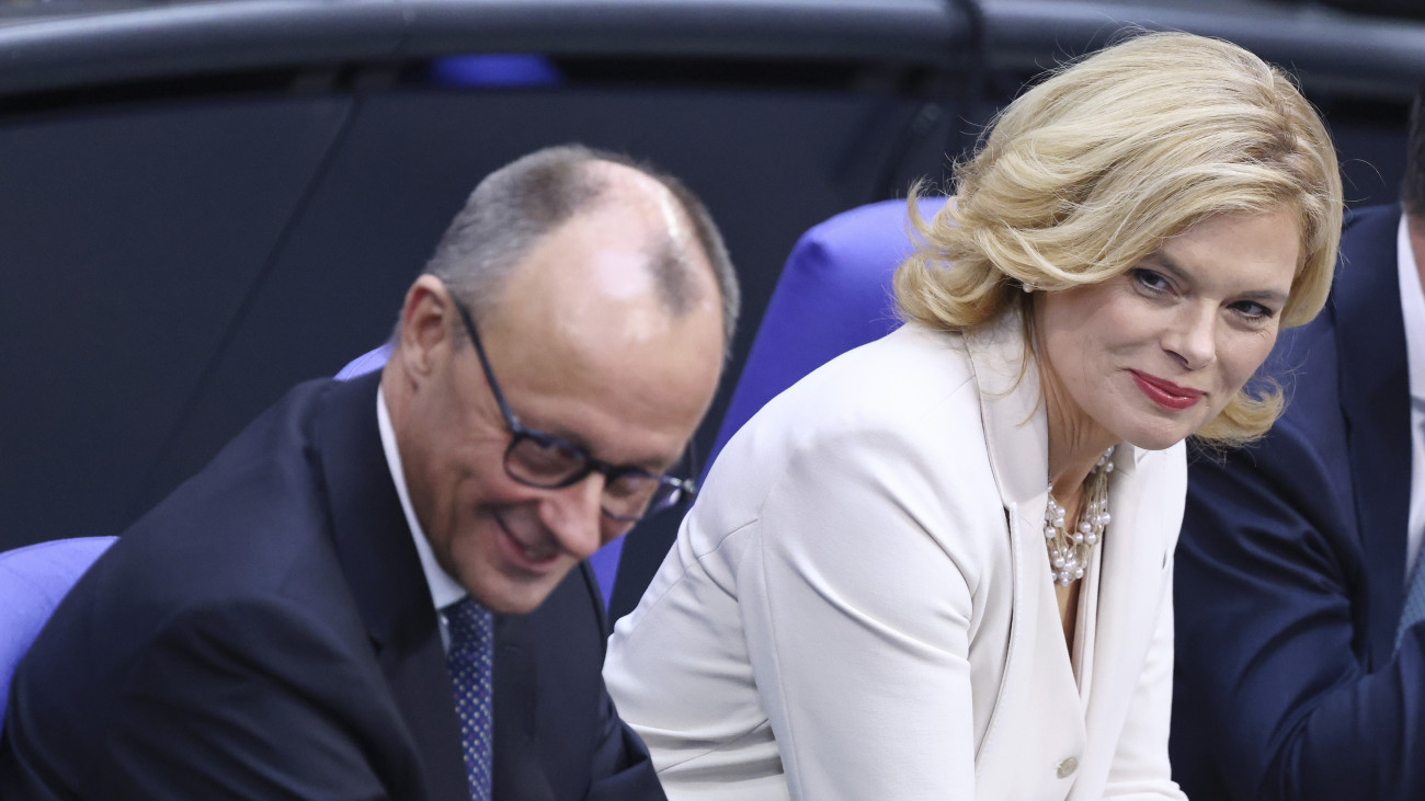 Friedrich Merz leendő kancellár, a Kereszténydemokrata Unió (CDU) elnöke és frakcióvezetője (b) és Julia Klöckner, a CDU kincstárnoka az új összetételű német parlament alakuló ülésén Berlinben 2025. március 25-én. A 21. Bundestag a február 23-i előrehozott parlamenti választások eredményeképp alakul meg.