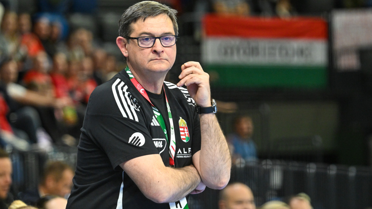 Golovin Vlagyimir, a magyar válogatott szövetségi kapitánya és Tatai Péter kapusedző a Magyarország - Brazília barátságos női kézilabda-mérkőzésen a Tatabányai Multifunkciós Csarnokban 2025. április 10-én. Magyarország-Brazília 31-27. 