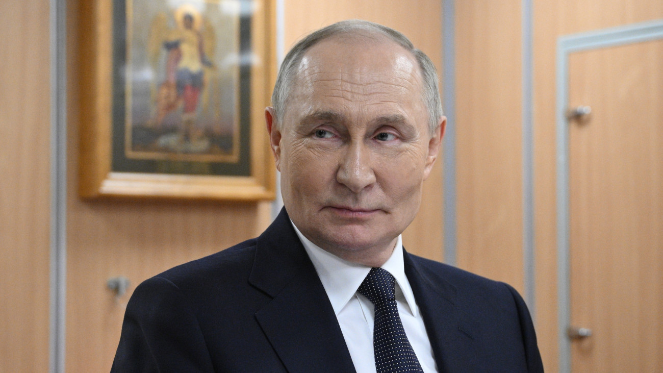 Vlagyimir Putyin orosz elnök az Arhangelszk nevű, 885M Jaszeny-M típusú atommeghajtású tengeralattjáró fedélzetén Murmanszkban 2025. március 27-én. Putyin a sarkvidék jövőjéről Murmanszkban tartott Nemzetközi Sarkvidéki Fórum alkalmából látogatott el az északnyugat-oroszországi haditengerészeti kikötővárosba.