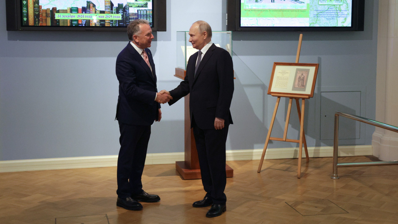 Vagyimir Putyin orosz államfő (j) fogadja Steve Witkoffot, az amerikai elnök különmegbízottját Szentpéterváron 2025. április 11-én.