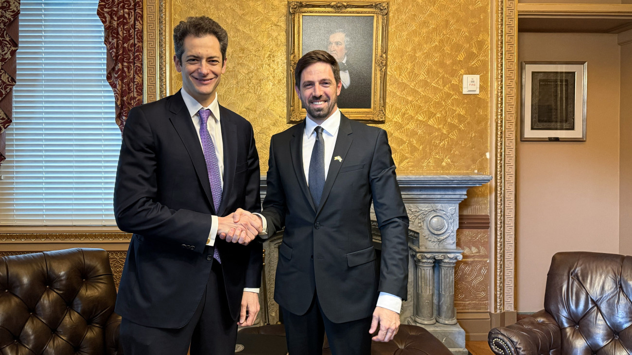 A Külgazdasági és Külügyminisztérium (KKM) által közreadott képen Andrew Peek, az amerikai Nemzetbiztonsági Tanács (NSC) Európáért és Oroszországért felelős főigazgatója fogadja Magyar Leventét, a minisztérium parlamenti államtitkárát Washington, 2025. április 25-én.