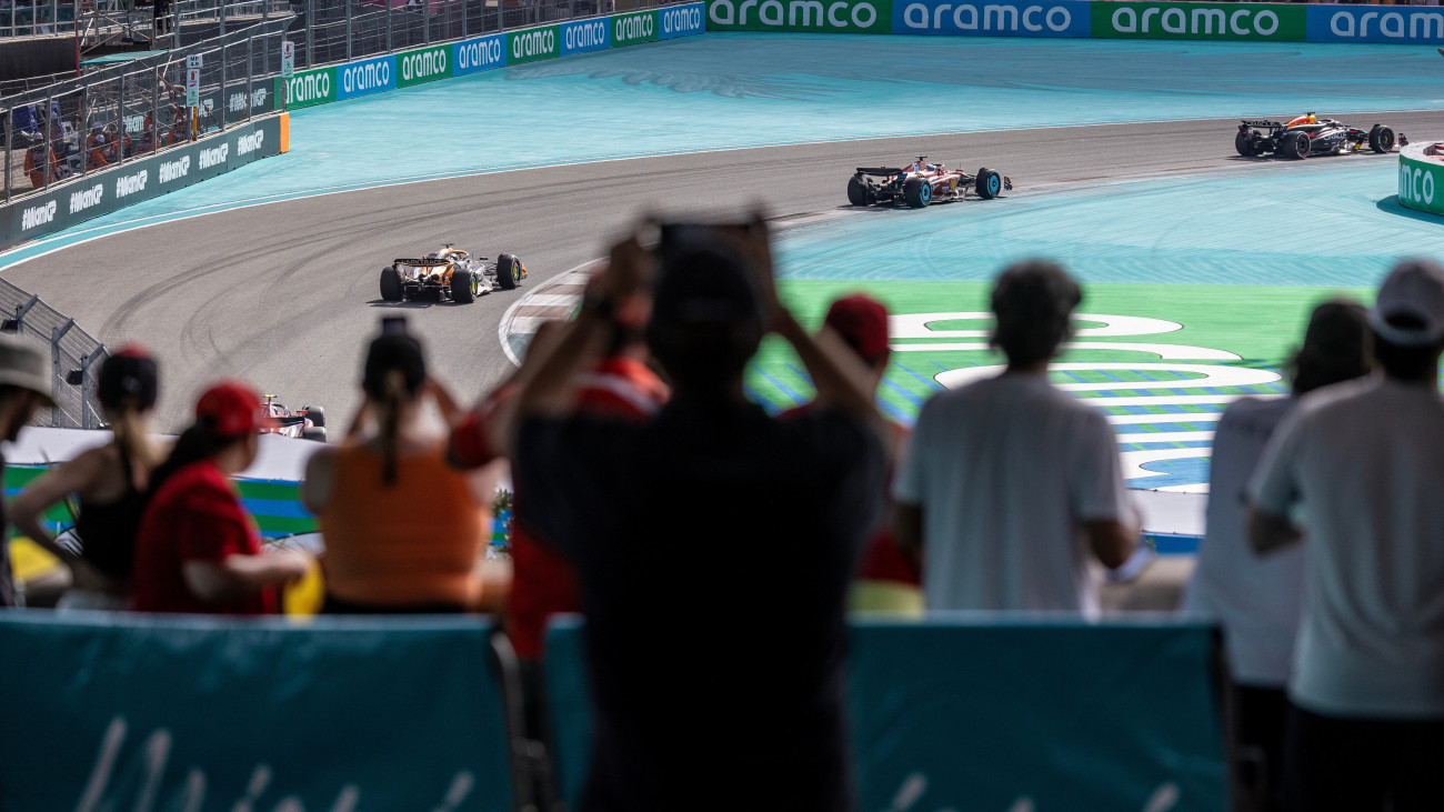 Nézők a Forma-1-es autós gyorsasági világbajnokság Miami Nagydíjának futamán a floridai Miami Gardensben 2024. május 5-én.