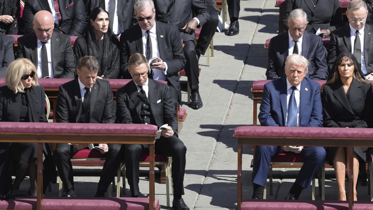 Az első sorban (b-j) Brigitte Macron és férje, Emmanuel Macron francia államfő, Alexander Stubb finn elnök, Donald Trump amerikai elnök és felesége, Melania Trump, a második sorban Andrzej Duda lengyel államfő (j) és Marcelo Rebelo de Sousa portugál elnök (j2) Ferenc pápa gyászszertartásán a vatikáni Szent Péter téren 2025. április 26-án, a pápa temetésének napján. A római katolikus egyházfő húsvéthétfőn, április 21-én, 88 éves korában hunyt el vatikáni otthonában.