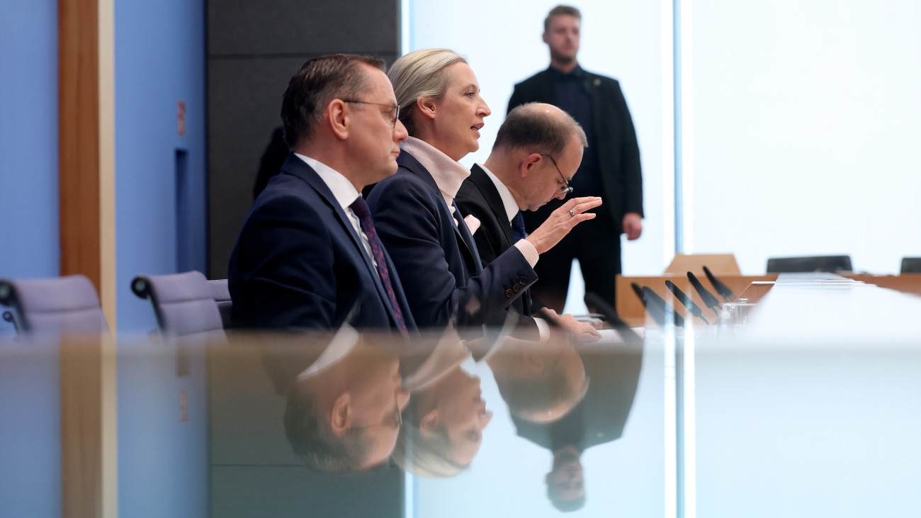 Tino Chrupalla (b) és Alice Weidel (k), az Alternatíva Németországért (AfD) jobboldali párt társelnökei sajtótájékoztatót tartanak Berlinben 2025. február 24-én, az előrehozott parlamenti választásokat követő napon. Az előzetes eredmények szerint az AfD a második helyen végzett a konzervatív Kereszténydemokrata Unió és bajorországi testvérpártja, a Keresztényszociális Unió (CDU/CSU) pártszövetség mögött.