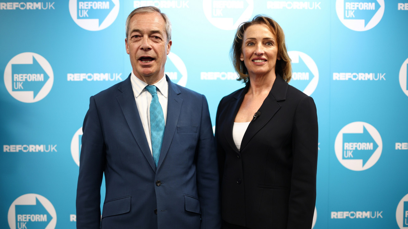 Nigel Farage, a brit ellenzéki Reform UK párt vezére bemutatja pártjának a Runcorn és Helsby választókerület parlamenti pótválasztásán indított jelöltjét, Sarah Pochint a párt runcorni kampányközpontjában 2025. március 24-én.
